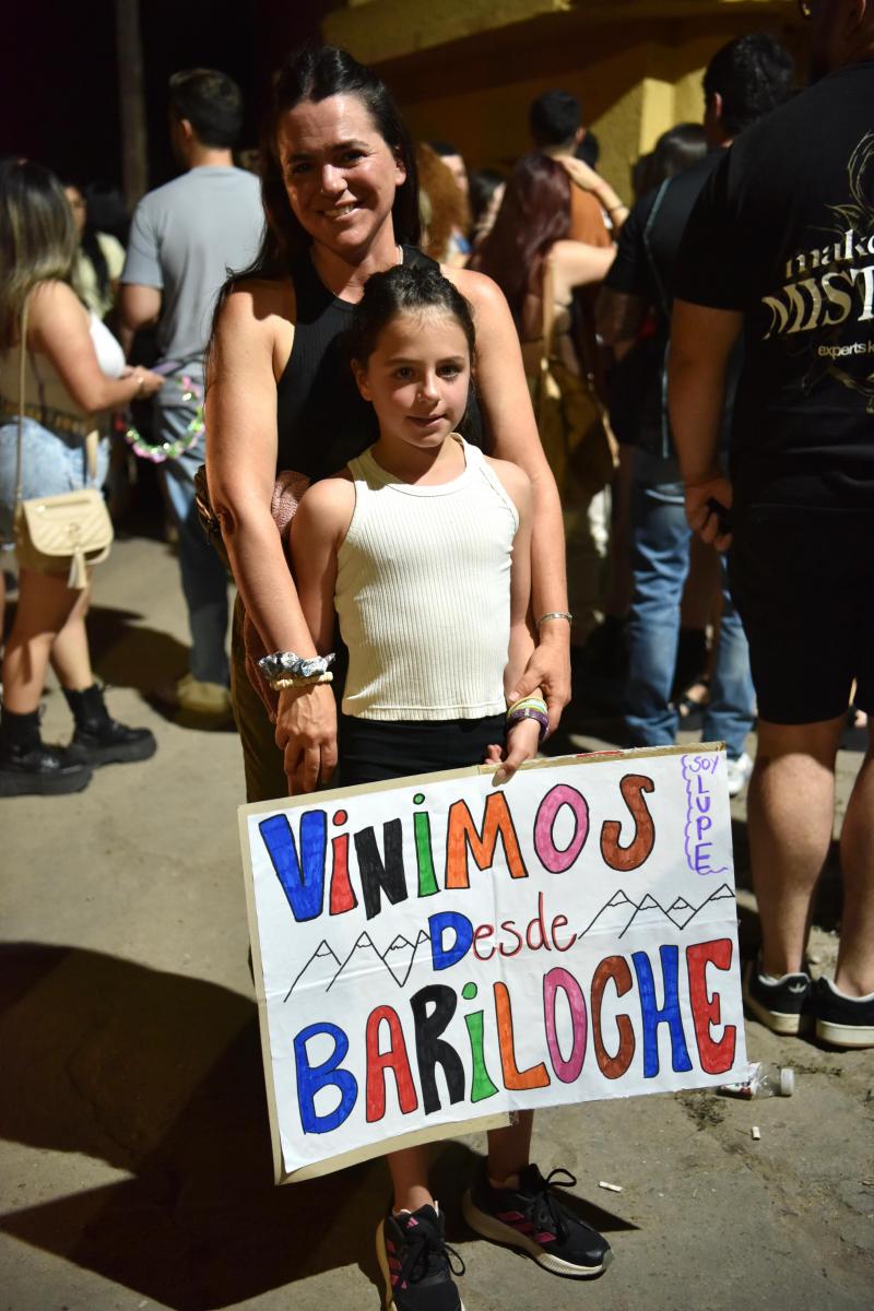 DESDE EL SUR. Madre e hija viajaron miles de kilómetros para cumplir el sueño de ver a su ídola. LA GACETA/ FOTO DE INÉS QUINTEROS ORIO