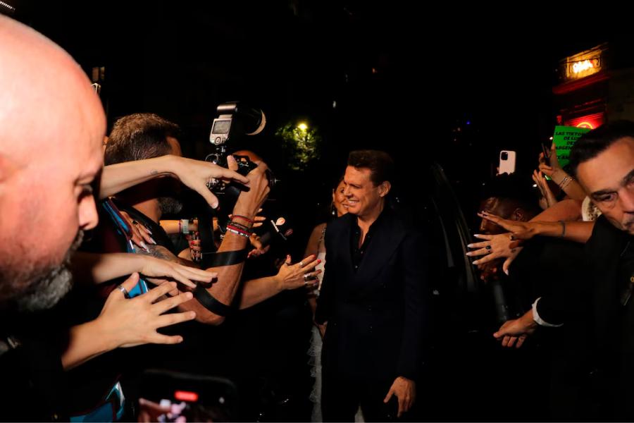 Luis Miguel saluda a sus fans en la puerta de la parrillada Son Julio en Buenos Aires