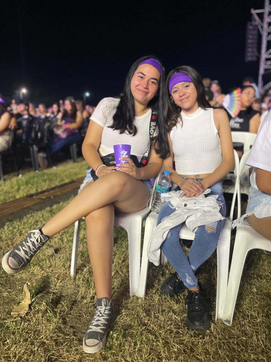 MOMENTO ESPECIAL. Las jóvenes primas compartieron una noche mágica en el VIP del Hipódromo. LA GACETA/ FOTO DE VERÓNICA LEIVA 