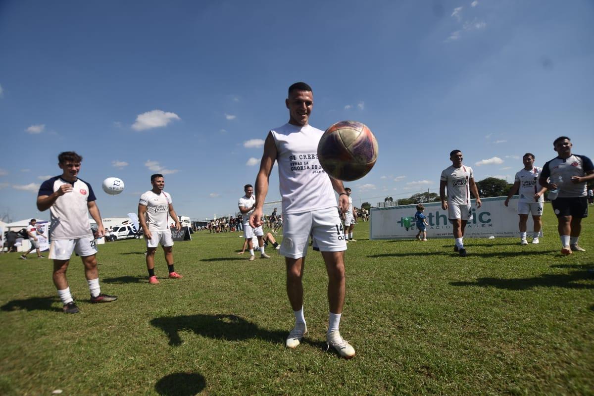 UN NUEVO COMIENZO. Ezequiel Salcedo realizó “pataditas” ante los aplausos y elogios de sus compañeros.