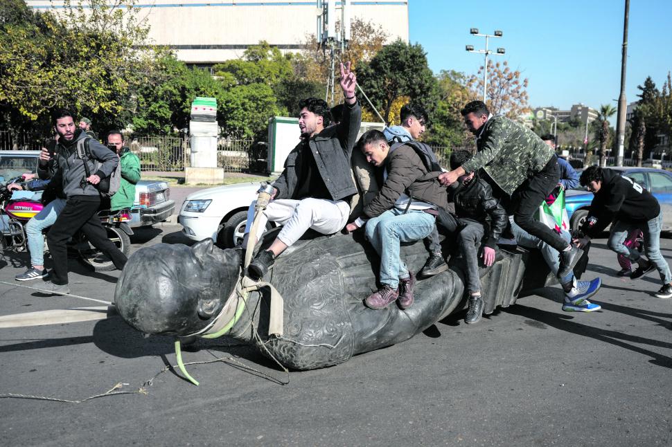 EN DAMASCO. Estudiantes tiraron las estatuas del padre de Al Asad.