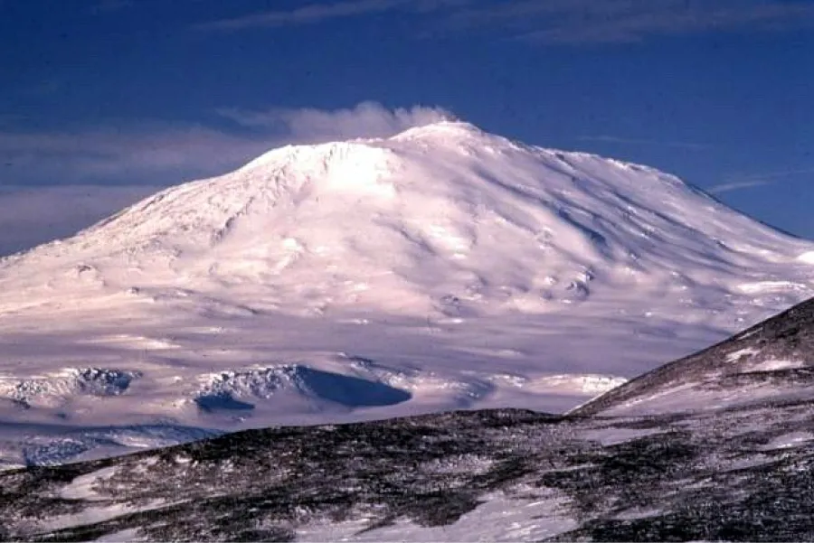 EL VOLCÁN EREBUS. En la Antártida, es el volcán activo más austral de la Tierra: tiene una altitud de 3.794 metros​./ WIKIPEDIA