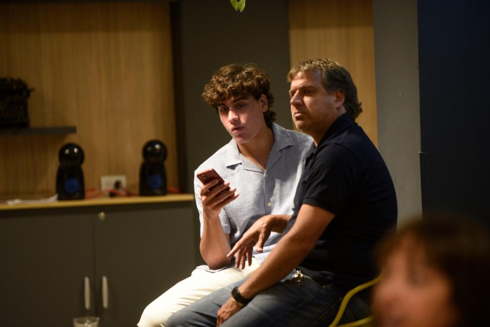 RELAJADOS. Máximo Zeitune (izquierda), ganador en tenis, junto a su padre Jorge.