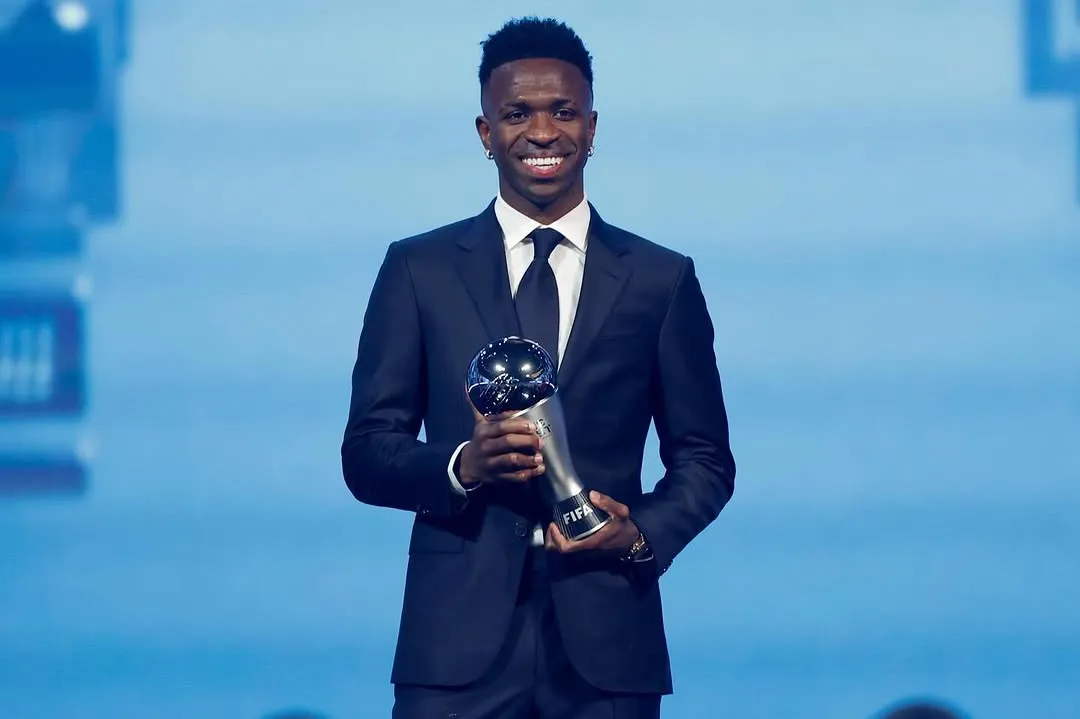 FELIZ. Vinicius Jr. no ocultó su alegría tras quedarse con el premio The Best al mejor jugador de 2024.