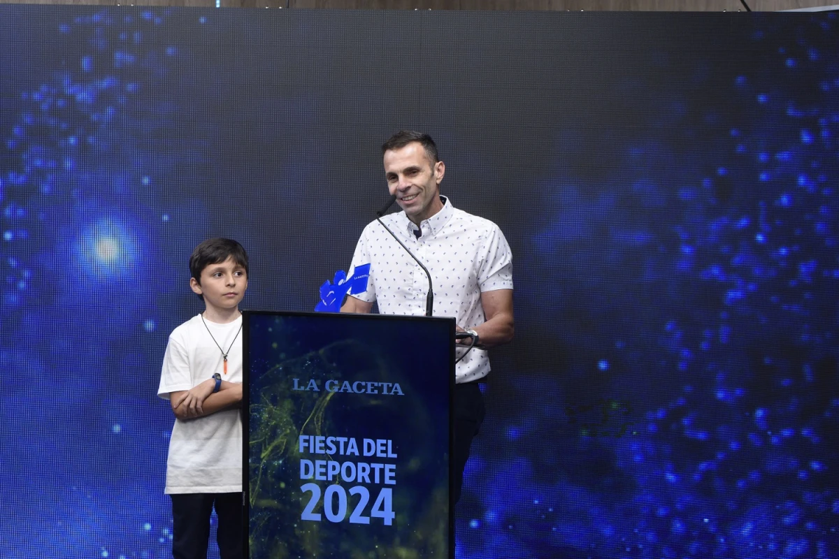 CON BUENA COMPAÑÍA. Maximiliano José Paz pasó a recibir ambos premios acompañado de su hijo. El jinete se quedó con el premio de la gente luego de recibir un 33% de los votos. LA GACETA/FOTO DE FRANCO VERA