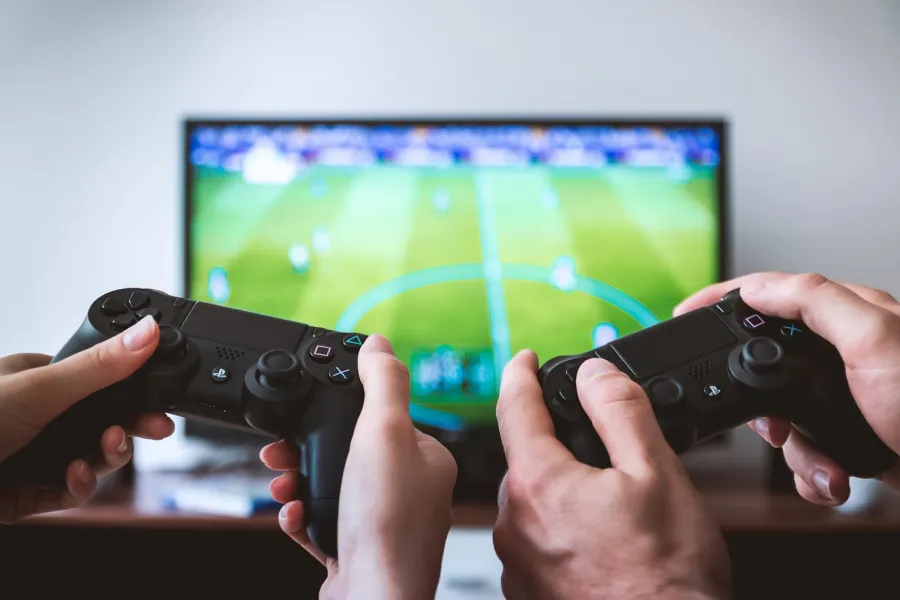 ¿FIN DE UNA ERA? Las consolas físicas de PlayStation y Xbox estarían alcanzando sus límites tecnológicos./UNSPLASH