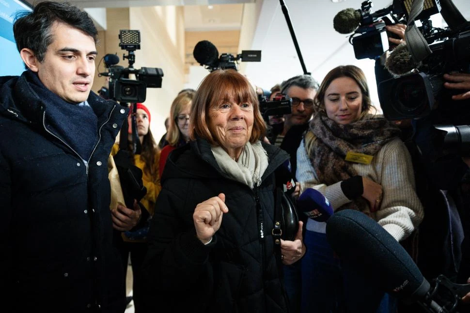 A LA ESPERA DEL VEREDICTO. Gisèle Pelicot deja la sala, tras haber escuchado a su ex esposo. afp