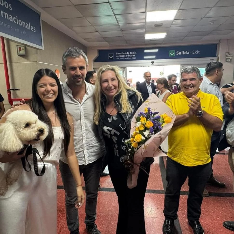 RECIBIMIENTO. Milei y Menem fueron recibidos en el aeropuerto salteño por Emilia Orozco y Alfredo Olmedo. @LLibertadAvanza