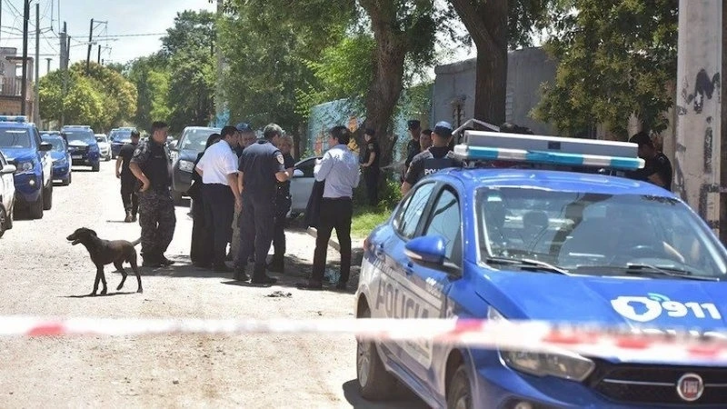 SORPRENDIDOS. Los policías cordobeses en la casa de Jessica Domínguez.