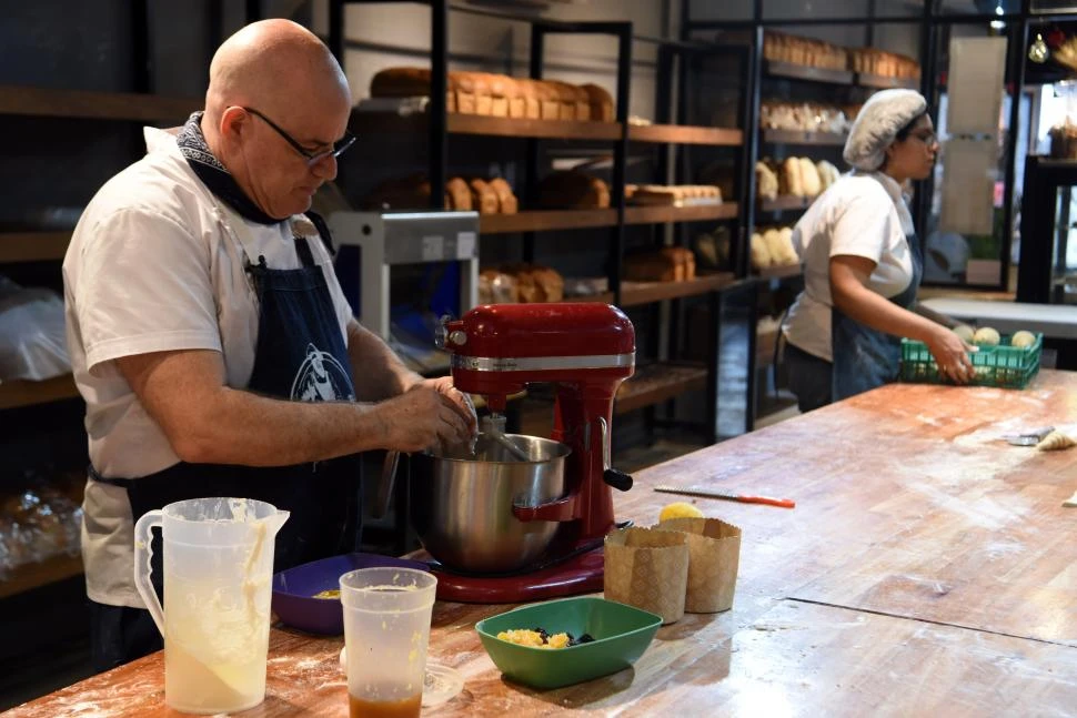 ELABORACIÓN ARTESANAL. La masa madre del panettone tiene un tiempo de fermentación de 12 horas y así lo hacen en Giorgini Panettería. la gaceta / fotos de diego araoz