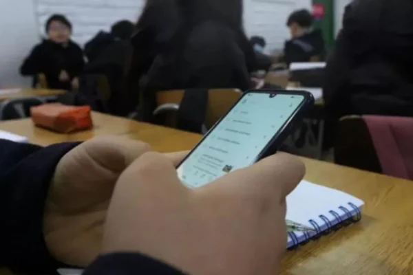 Celulares en las aulas: Tucumán, ante el desafío de equilibrar tecnología y educación