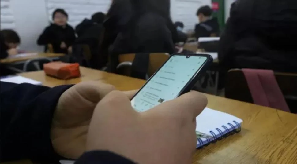 POSTURAS. El uso del celular en las aulas genera posiciones enfrentadas.