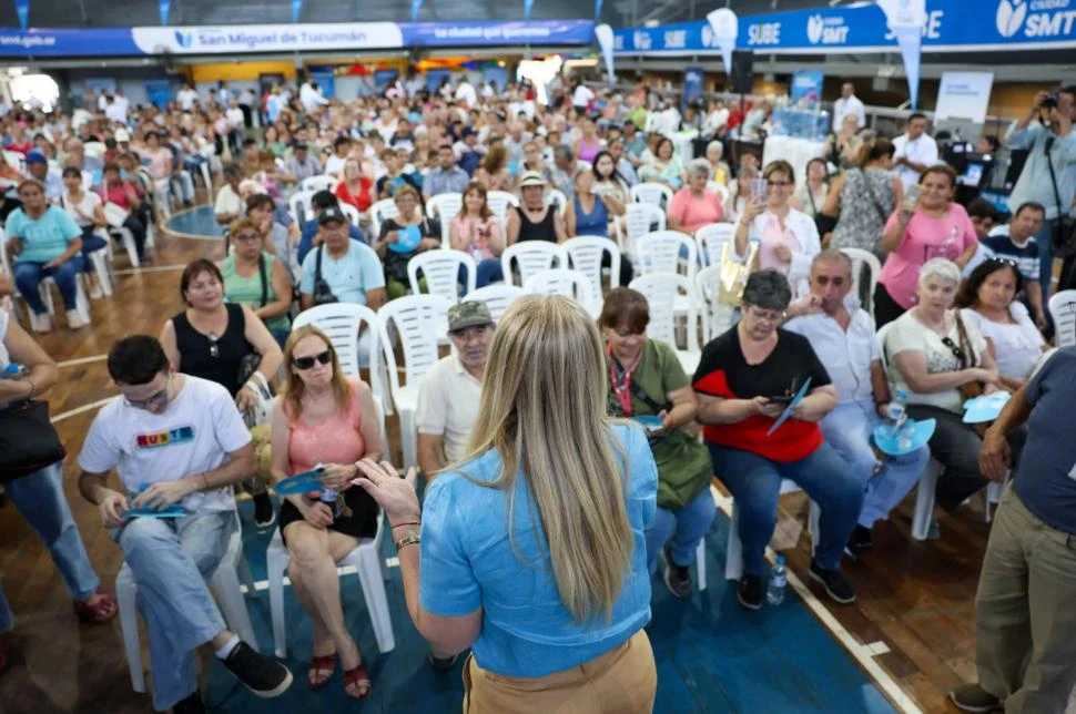 EN EL CLUB CAJA. La jefa municipal fiscalizó ayer la entrega de tarjetas. comunicación pública