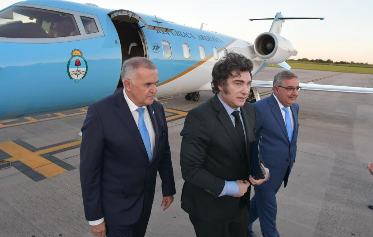 Osvaldo Jaldo recibió a Javier Milei en el aeropuerto