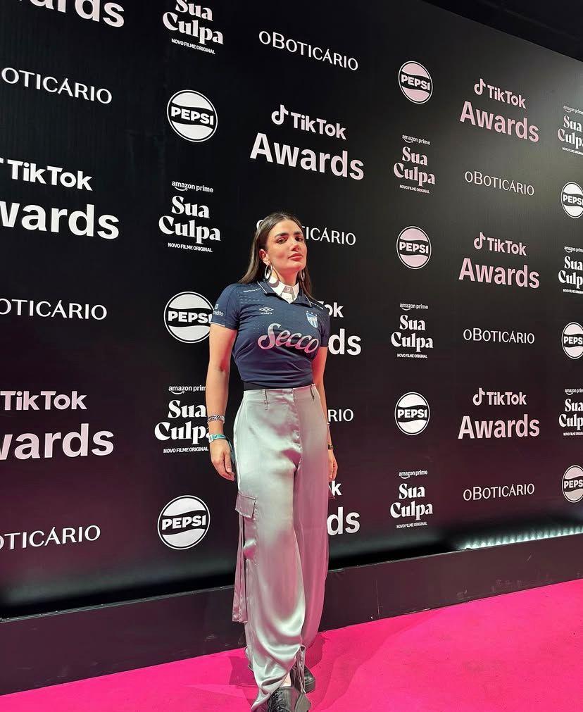 ¡Qué look! En Brasil una influencer fue a la gala de una entrega de premios luciendo una camiseta de Atlético Tucumán