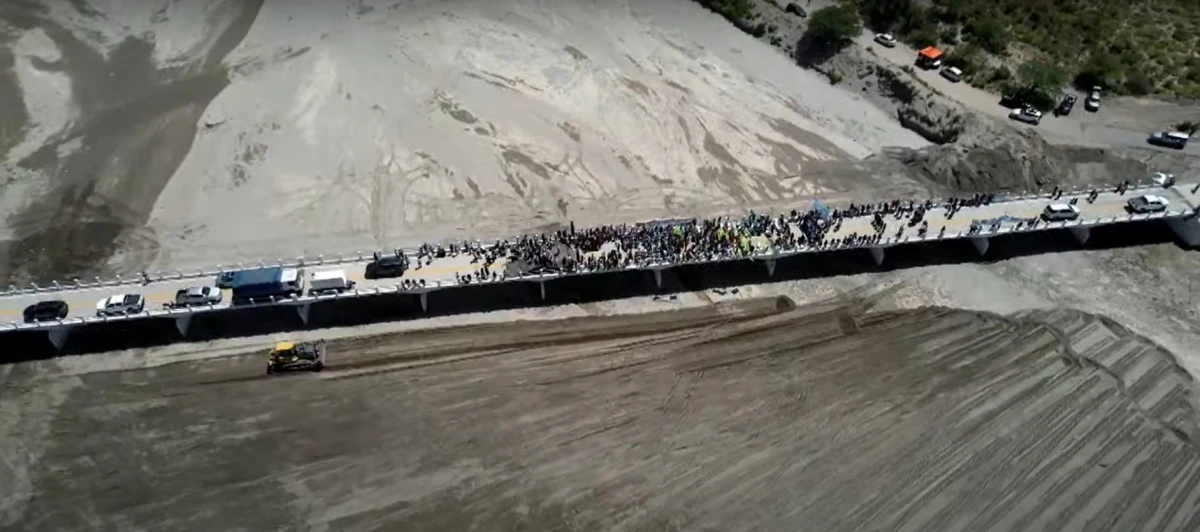 Acto en el puente sobre el río Santa María. CAPTURA DE VIDEO