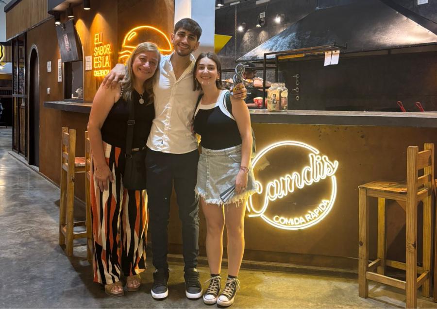 ESPÍRITU EMPRENDEDOR EN ALZA. Francisco Cambera, con su hamburguesería Camdis ubicada en el Mercado de Tafí Viejo. / CORTESÍA FRANCISCO CAMBERA