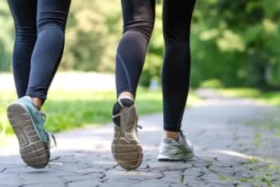 La “caminata japonesa”: el método que mejora la salud en solo 30 minutos