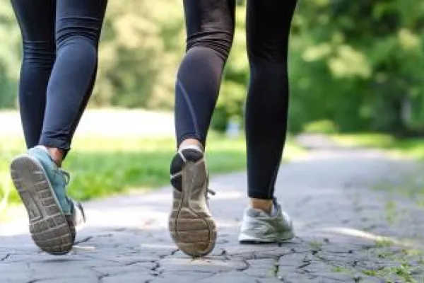 Caminar también es entrenar: beneficios, tips y playlist para moverte más este finde