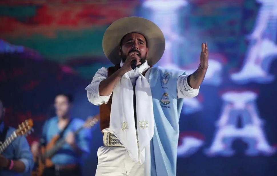 ESTAMPA CHAQUEÑA. Lázaro Caballero toca la guitarra y canta desde los tres años, y conquista públicos en todos los escenarios festivaleros.