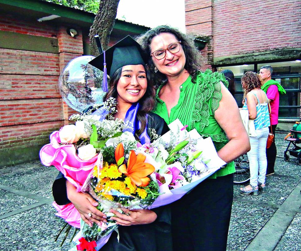 Eliana Elisa Pacheco Jiménez (Nueva Lic. en Diseño Textil) y la profesora Mariel Colacioppo.