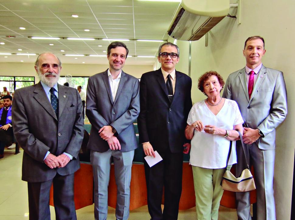 El Dr. Horacio Deza, el Lic. José María Simón, Sergio Lizárraga, Dra. Marta Valverde y el Vicerrector de la USPT Arq. Matías Röhmer.