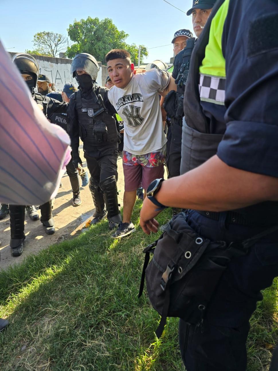 BÚSQUEDA DEL CÓMPLICE. La policía recorrió los matorrales cercanos.