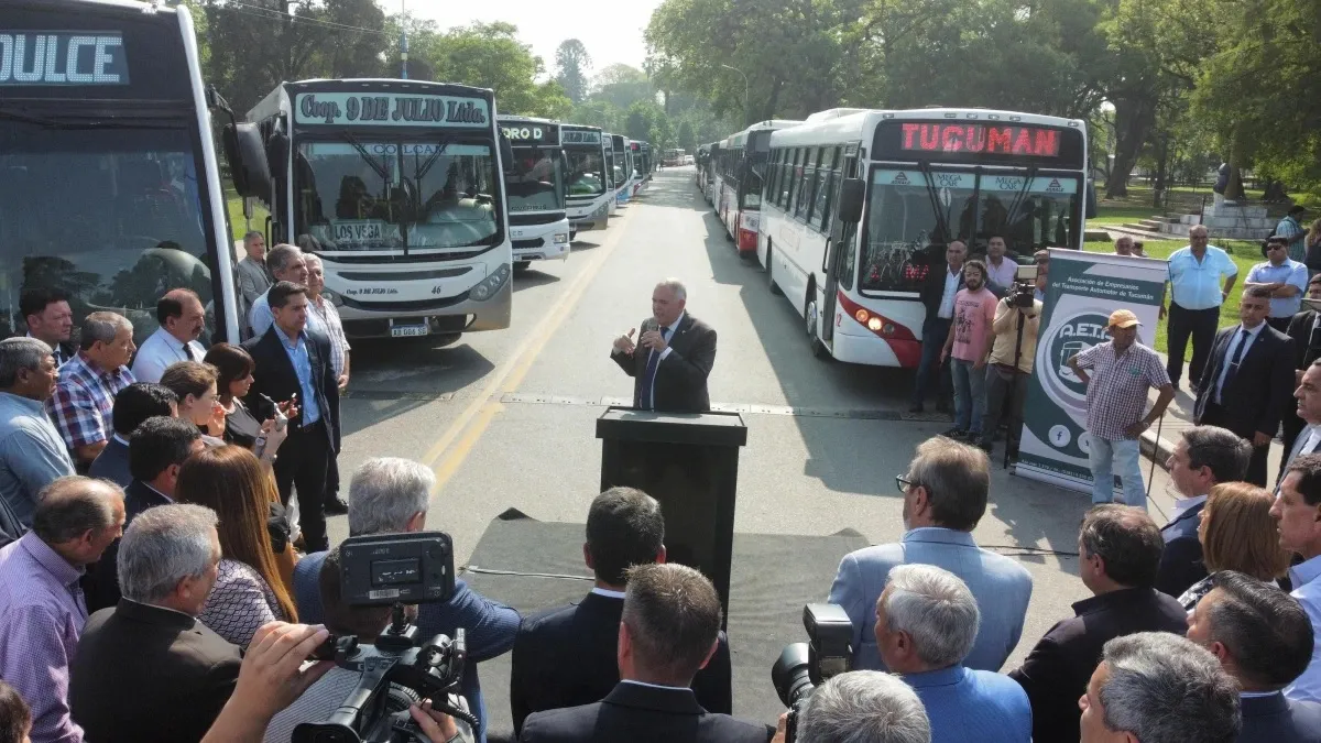 Jaldo, en un acto por la adquisición de nuevos colectivos. 