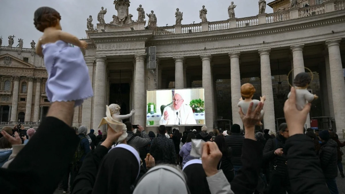 El papa, desde la Capilla de Casa Santa Marta; bendición de estatuillas del Niño Dios. FOTO Vaticannews.va