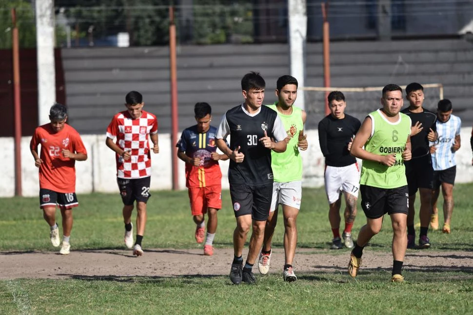 PREVIA AL PARTIDO DECISIVO. Los jugadores de Sportivo Guzmán y Atlético Concepción se encuentran el próximo jueves después de los frutales incidentes. la gaceta / fotos de Osvaldo Ripoll