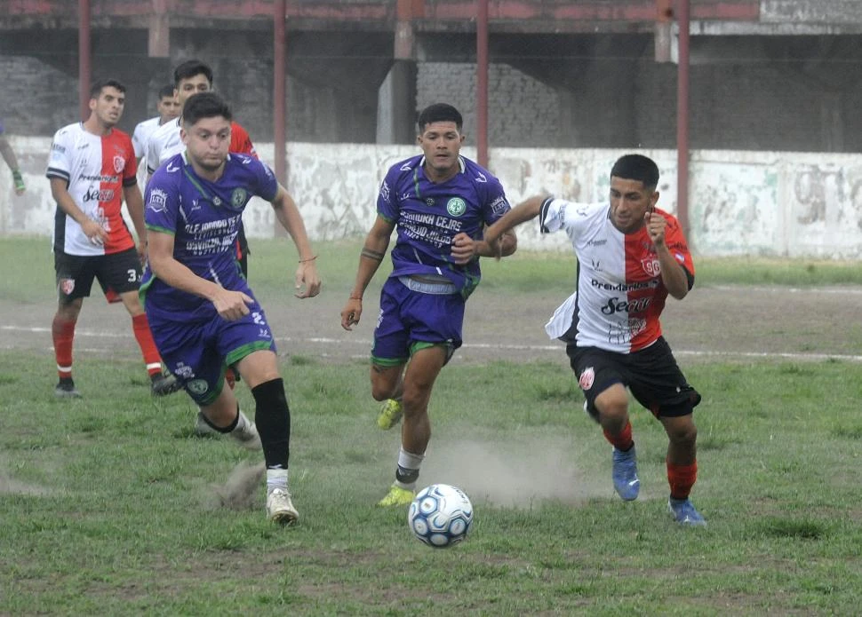 LUCHADO. Néstor Campos y Lautaro Gómez de Graneros disputa la pelota con Matías Soria de Sportivo Guzmán.  la gaceta / foto de antonio ferroni