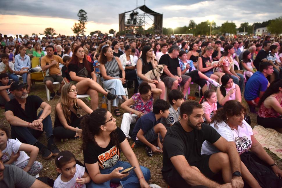 MULTITUD. El público copó el Parque Prebisch desde temprano.