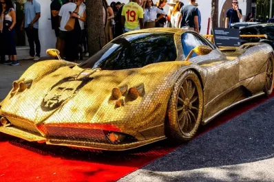 ¡Una verdadera obra de arte! Armó un Pagani Zonda con monedas y le pusieron el rostro de Lionel Messi