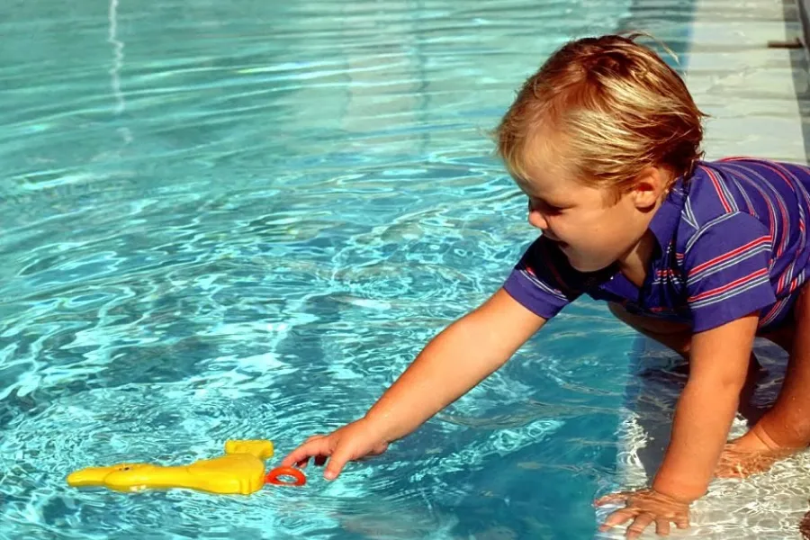 Los adultos siempre deben acompañar a los niños cuando están cerca de una piscina.