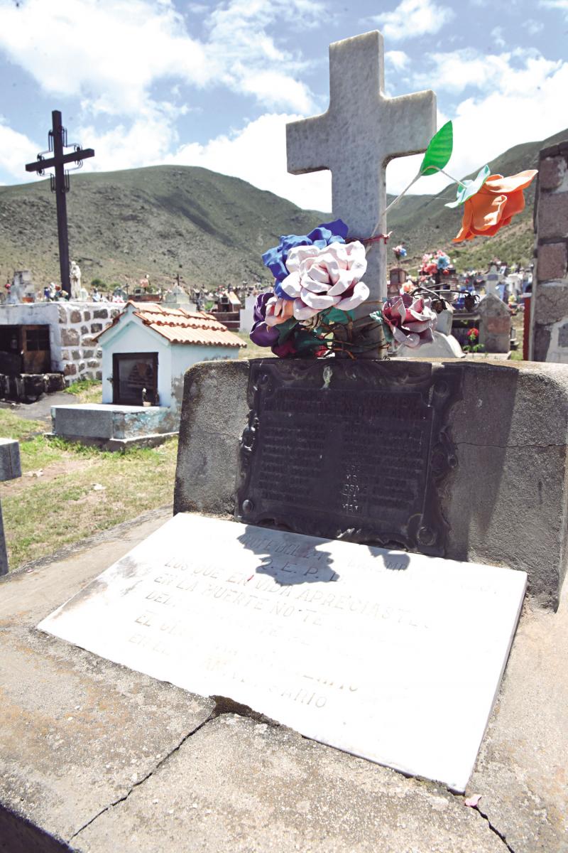 DETERIORADA. La placa del cementerio no se encuentra en buen estado. 