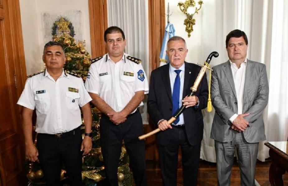 EN CASA DE GOBIERNO. La Policía le regaló a Jaldo una réplica del sable corvo del General San Martín, símbolo de liderazgo y libertad.