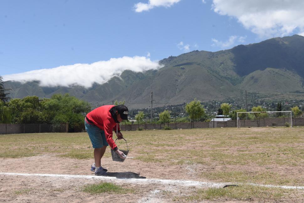 PREPARATIVOS. Peñalva, presidente de San Guillermo, delimitó la cancha.