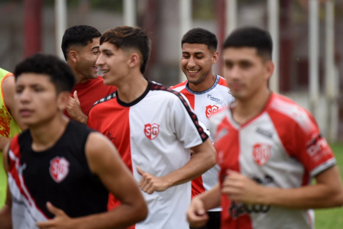 COMPLICIDAD. Matías Soria se ríe junto a Santino Lucena Chamorro durante la práctica de Sportivo Guzmán.