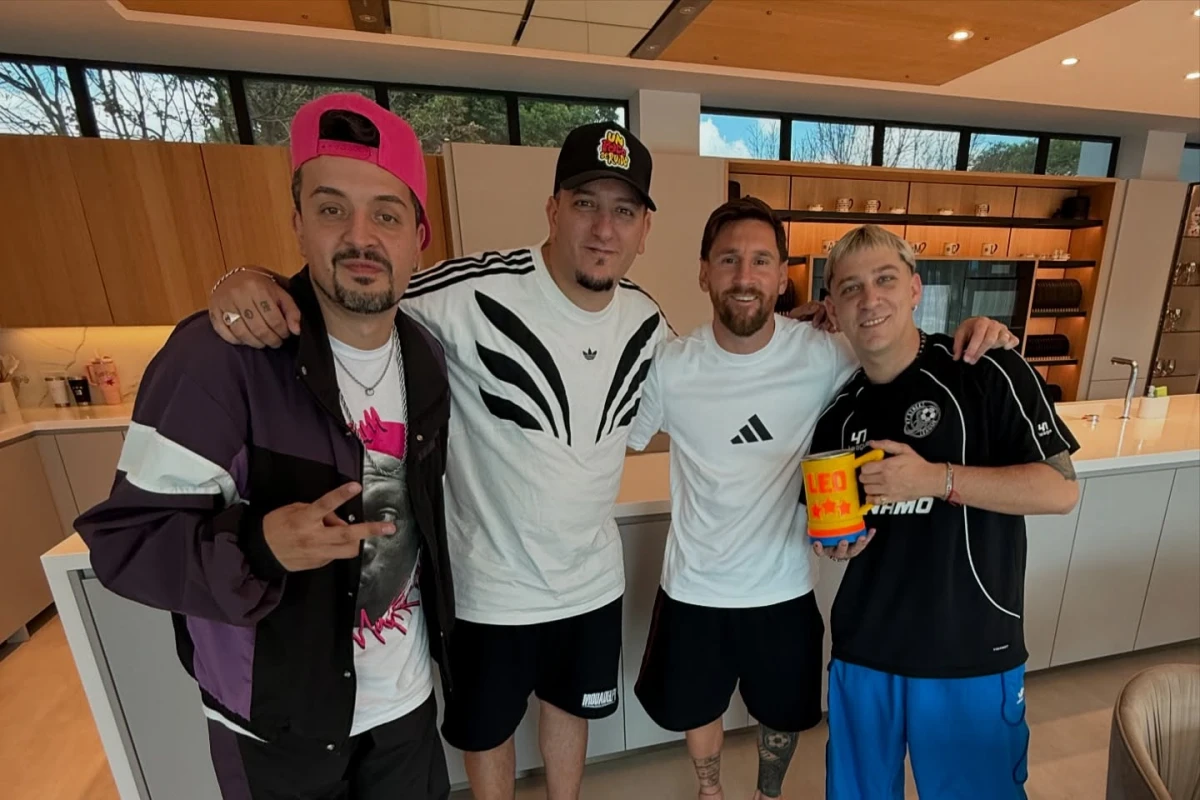 TODOS JUNTOS. Messi posa con los integrantes del programa de cumbia Un Poco de Ruido.