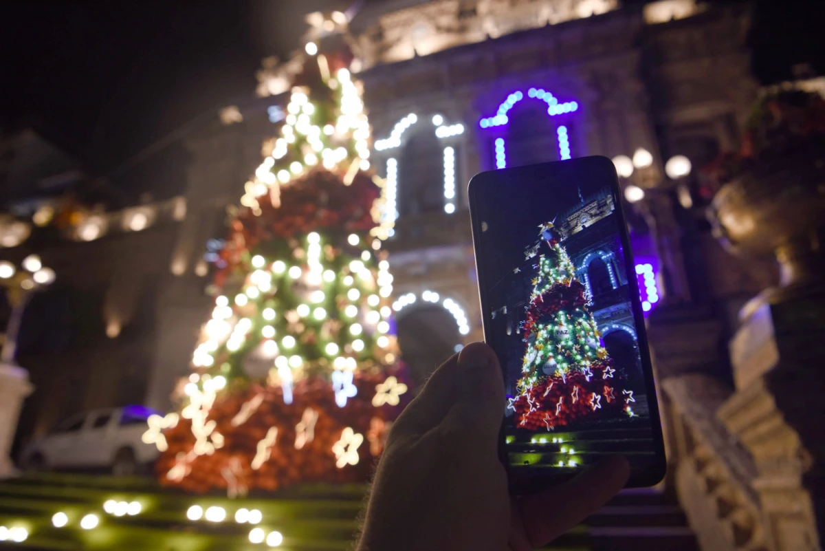 NAVIDAD. El árbol instalado en las escalinatas de la Casa de Gobierno.