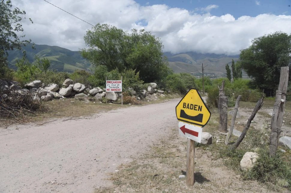 SEÑALIZACIÓN. Antes de ingresar al badén, hay una serie de advertencias.  