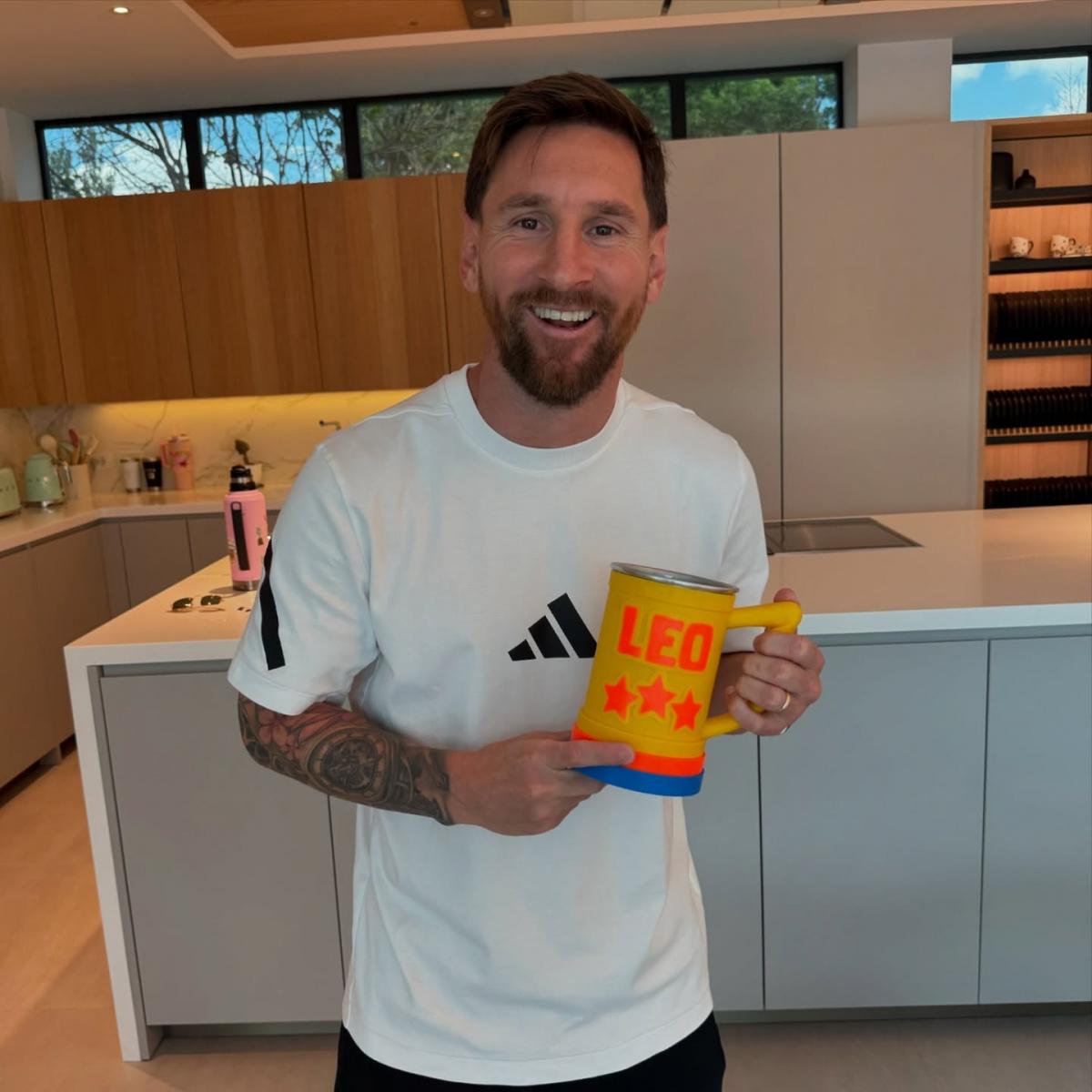 FELIZ. Messi mostró su jarra especial para estas Fiestas.