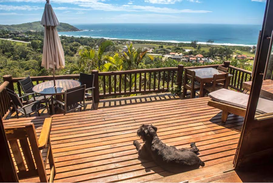 Una terraza con vista al mar de Silveira.