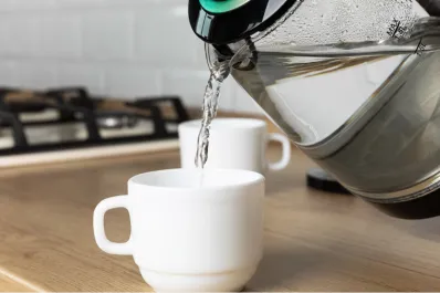 Qué le pasa al cuerpo si tomo agua tibia en ayunas todos los días