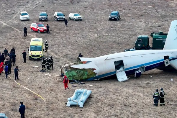Un avión de Azerbaijan Airlines se estrelló en Kazajistán: confirmaron la muerte de 39 pasajeros