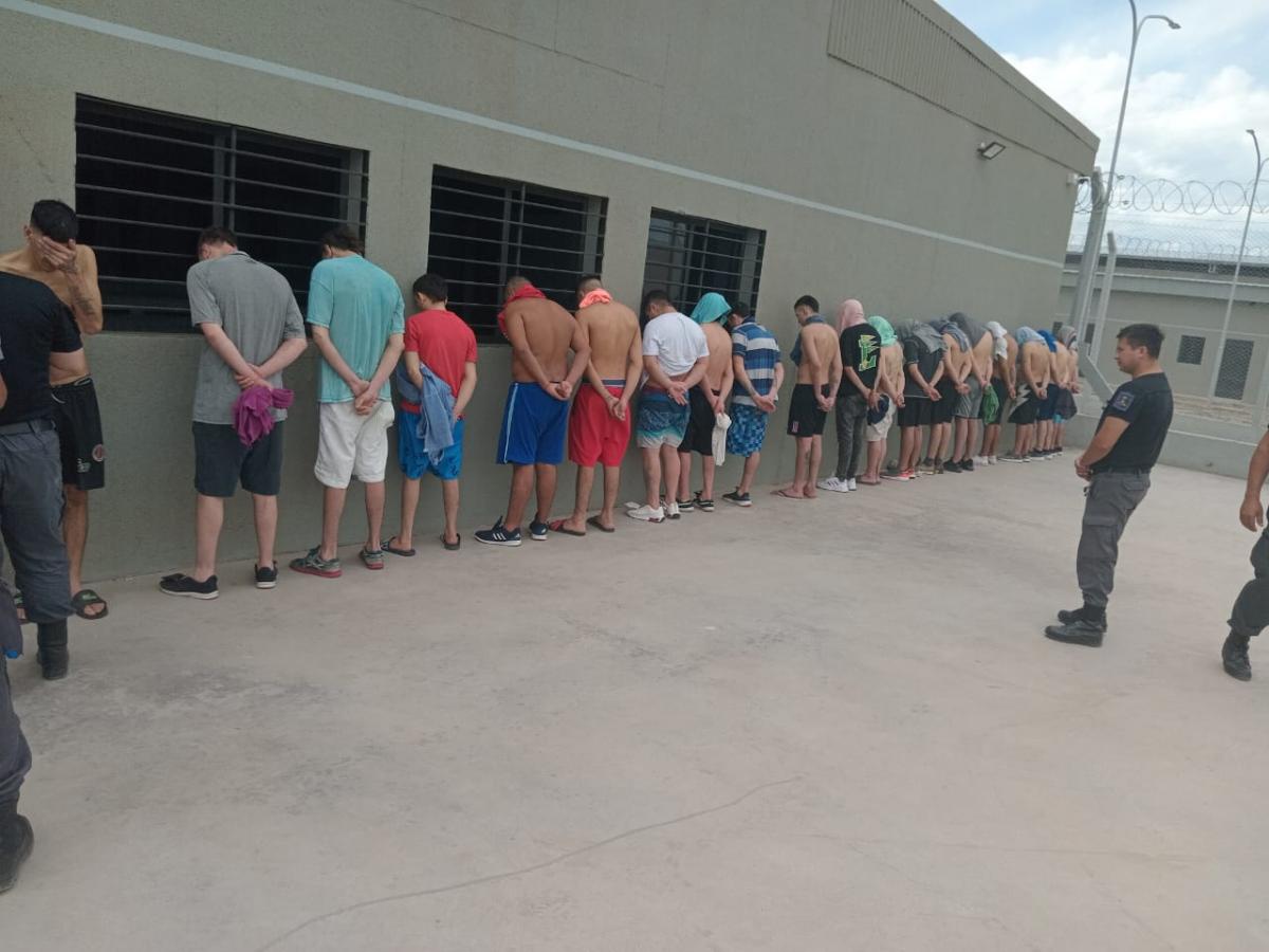 VIDEOS. Por protestar, trasladaron a 100 detenidos al penal de Benjamín Paz