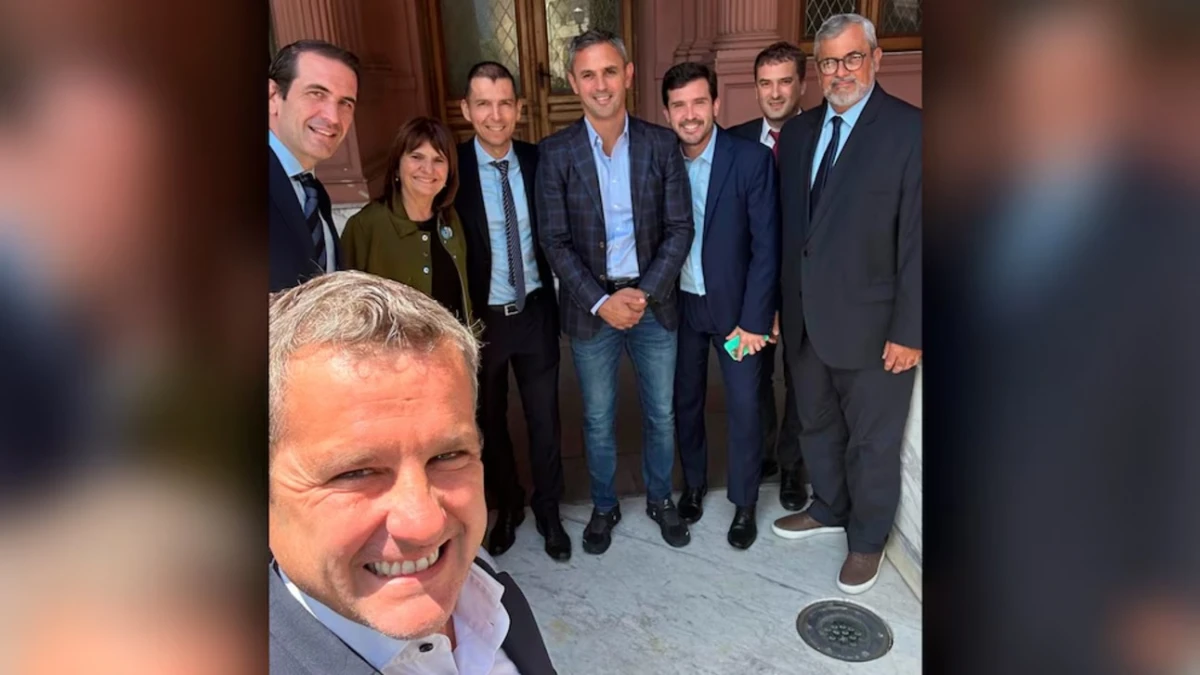 Mariano Campero toma una selfie con funcionarios libertarios.