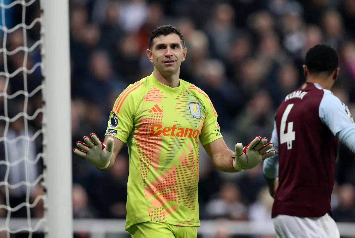 El durísimo golpe que sufrió “Dibu” Martínez: Aston Villa fue goleado frente Newcastle en la Premier League