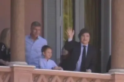 Palermo visitó al presidente Javier Milei y saludaron desde el balcón de la Casa Rosada
