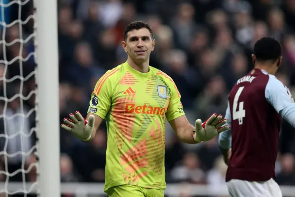 El durísimo golpe que sufrió “Dibu” Martínez: Aston Villa fue goleado frente Newcastle en la Premier League